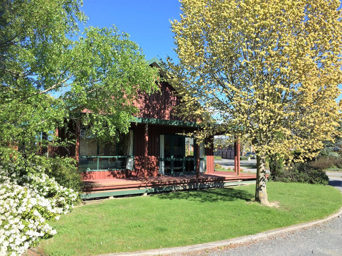 Cedar Chalets And Barkers Lodge メスベン エクステリア 写真
